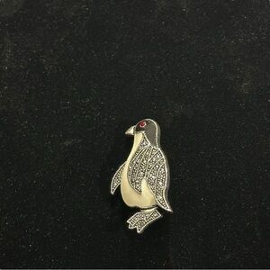 Vtg Silver Tone Penguin Black White Enamel Pave Flipper Feet Red Eye Brooch Pin